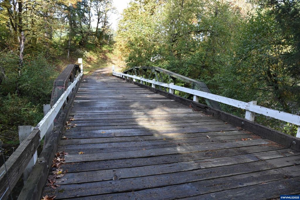 Image 11 of property listing at 3890 Mill Creek Rd Rd, Sheridan, OR 97378