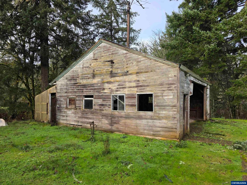 Image 12 of property listing at 3890 Mill Creek Rd Rd, Sheridan, OR 97378