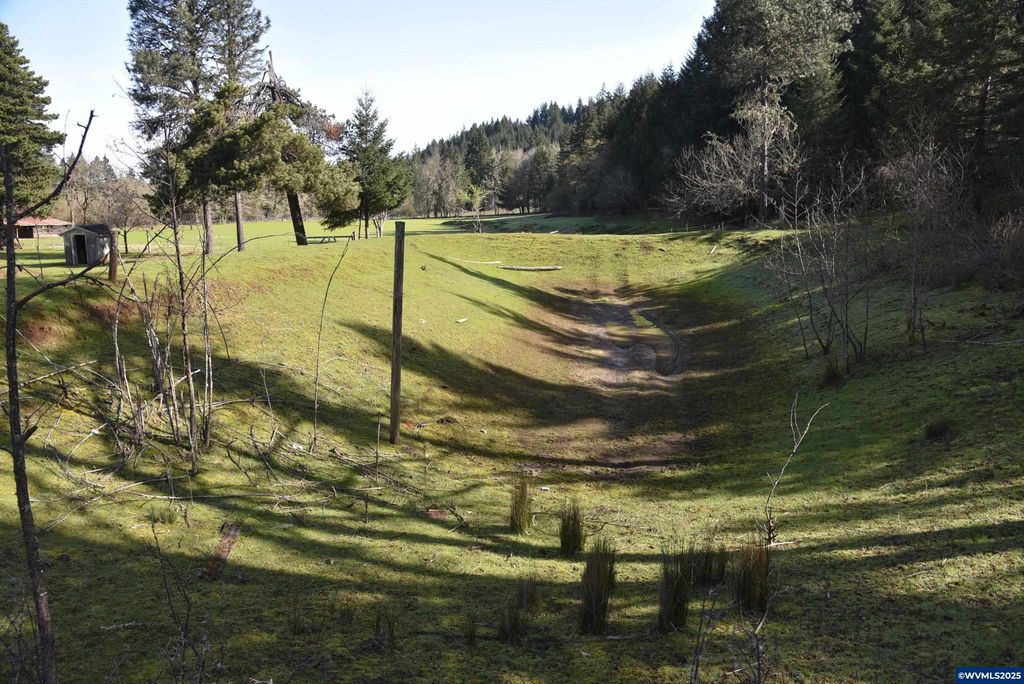 Image 18 of property listing at 3890 Mill Creek Rd Rd, Sheridan, OR 97378
