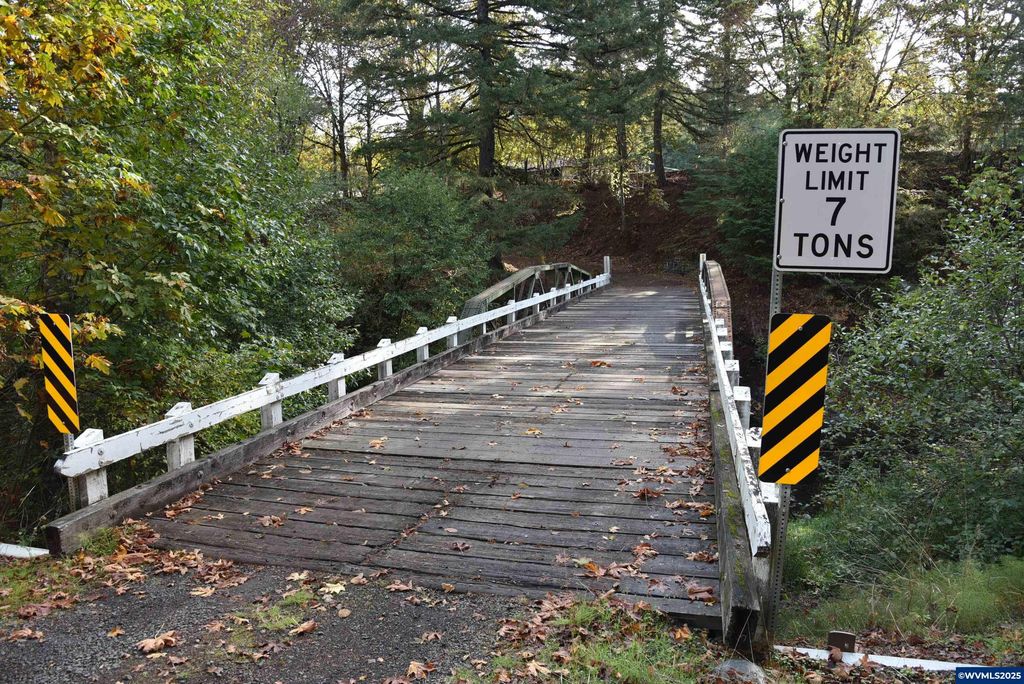 Image 6 of property listing at 3890 Mill Creek Rd Rd, Sheridan, OR 97378