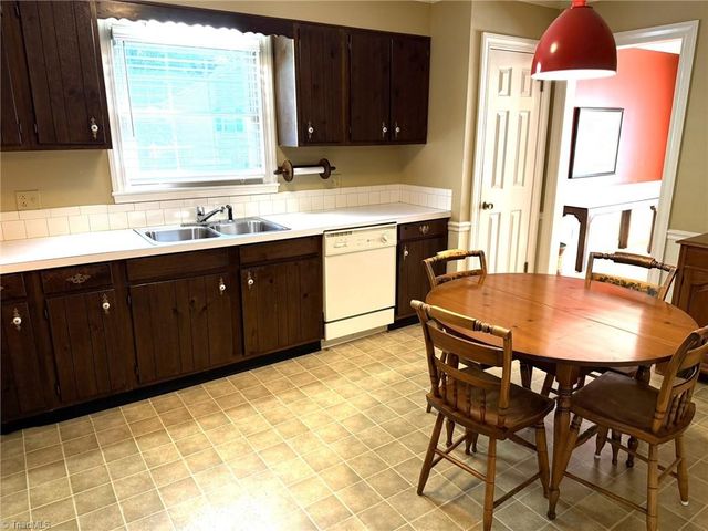7525 Eppingwood Court, Clemmons, NC 27012