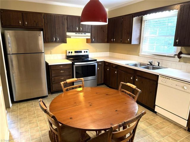 7525 Eppingwood Court, Clemmons, NC 27012