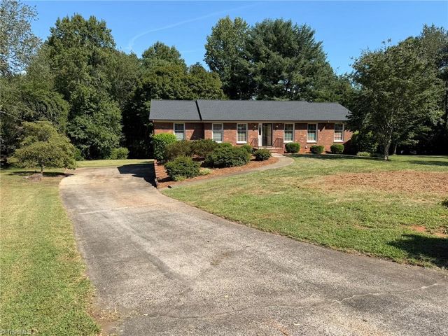 7525 Eppingwood Court, Clemmons, NC 27012