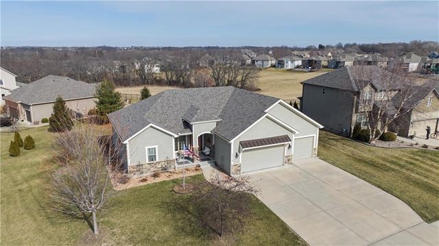 17710 Mission Ridge Drive, Smithville, MO 64089