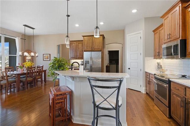 17710 Mission Ridge Drive, Smithville, MO 64089
