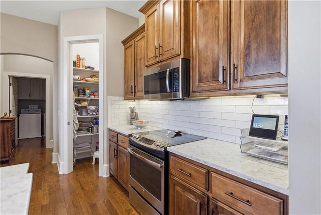 17710 Mission Ridge Drive, Smithville, MO 64089
