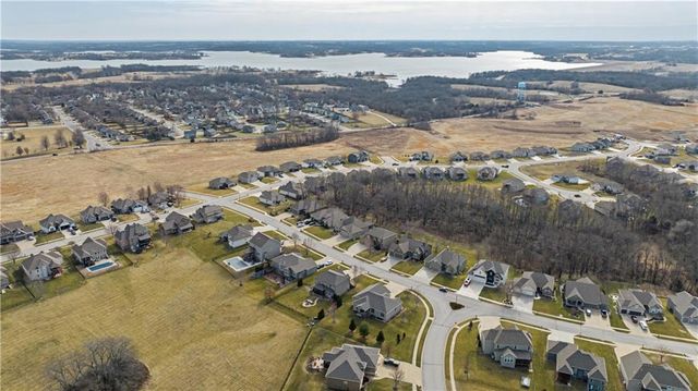 17710 Mission Ridge Drive, Smithville, MO 64089