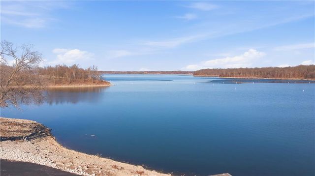 17710 Mission Ridge Drive, Smithville, MO 64089