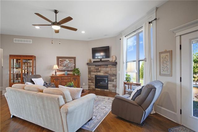 17710 Mission Ridge Drive, Smithville, MO 64089