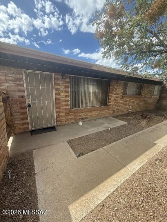 Image 2 of property listing at 353 E Alturas Street, Tucson, AZ 85705