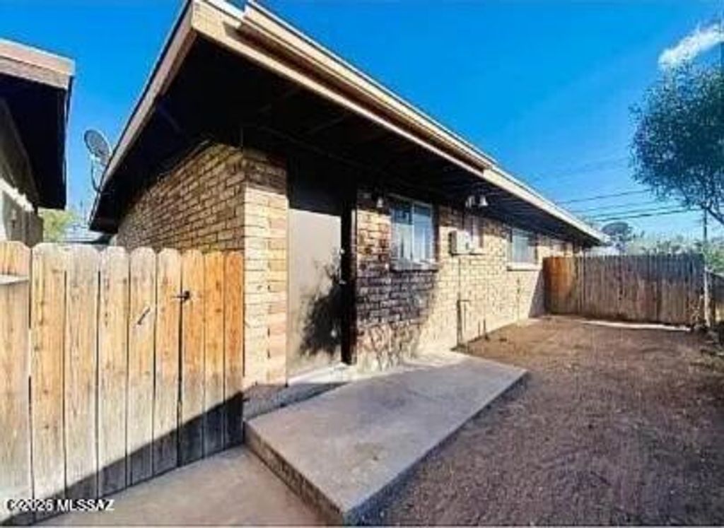 Image 21 of property listing at 353 E Alturas Street, Tucson, AZ 85705