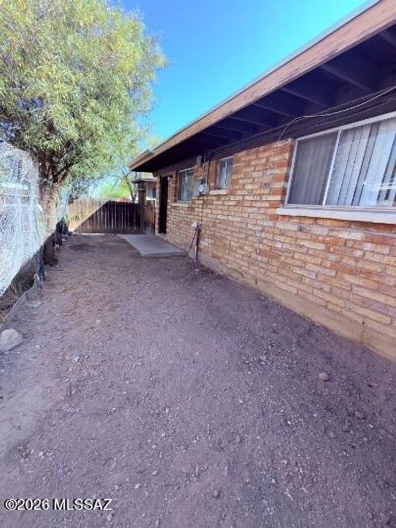 Image 27 of property listing at 353 E Alturas Street, Tucson, AZ 85705