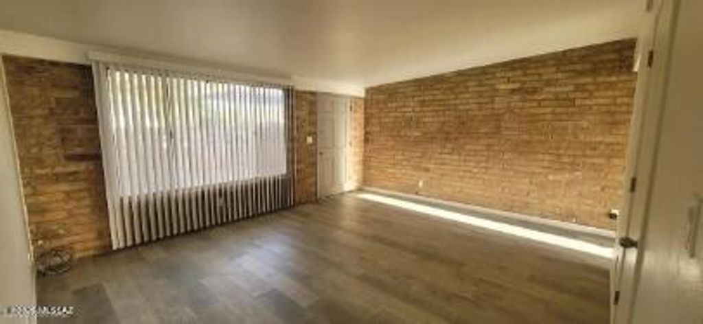 Image 3 of property listing at 353 E Alturas Street, Tucson, AZ 85705