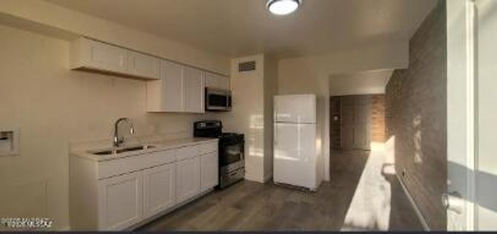 Image 5 of property listing at 353 E Alturas Street, Tucson, AZ 85705