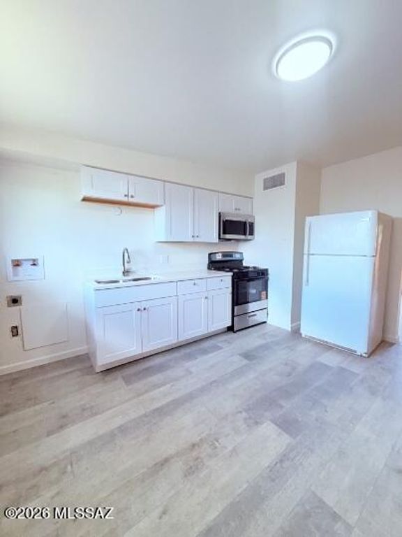 Image 6 of property listing at 353 E Alturas Street, Tucson, AZ 85705