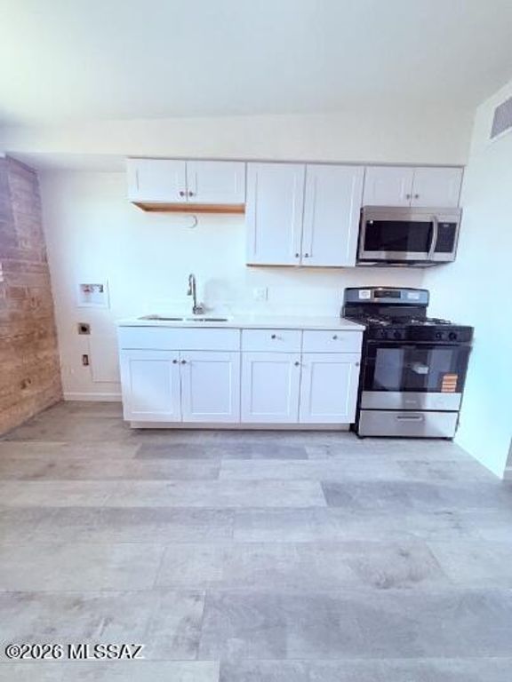 Image 7 of property listing at 353 E Alturas Street, Tucson, AZ 85705