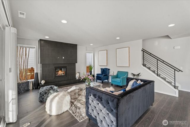 21713 SE 256th Place, Maple Valley, WA 98038