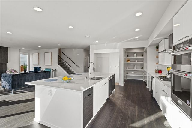 21713 SE 256th Place, Maple Valley, WA 98038