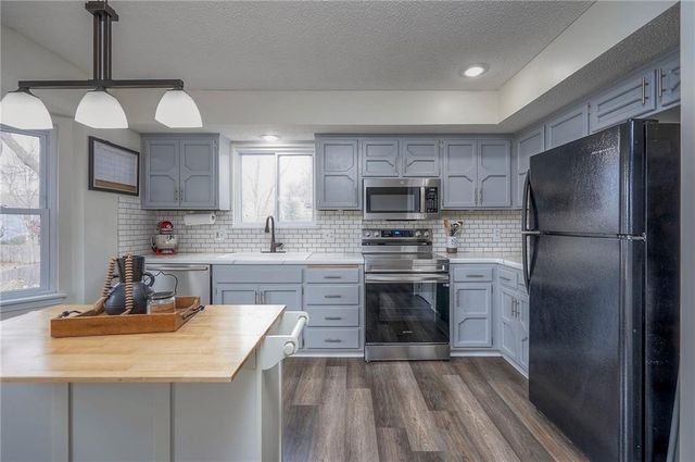 7908 Park Street, Lenexa, KS 66215