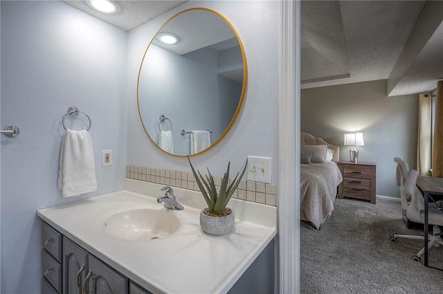 7908 Park Street, Lenexa, KS 66215