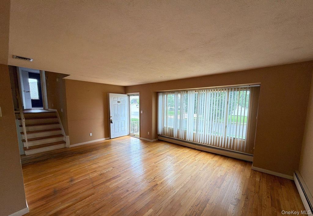 35 Eagle Lane, Farmingdale, NY 11735 — photo 4