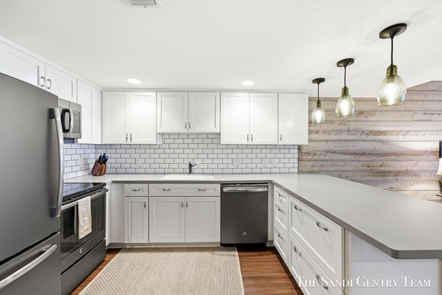 1159 S Harbor Drive B-3, Grand Haven City, MI 49417