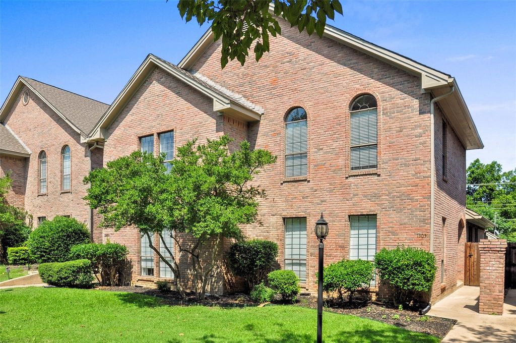 1303 Belle Place, Fort Worth, TX 76107
