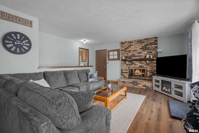 1300 E 20TH Avenue, Milan, IL 61264