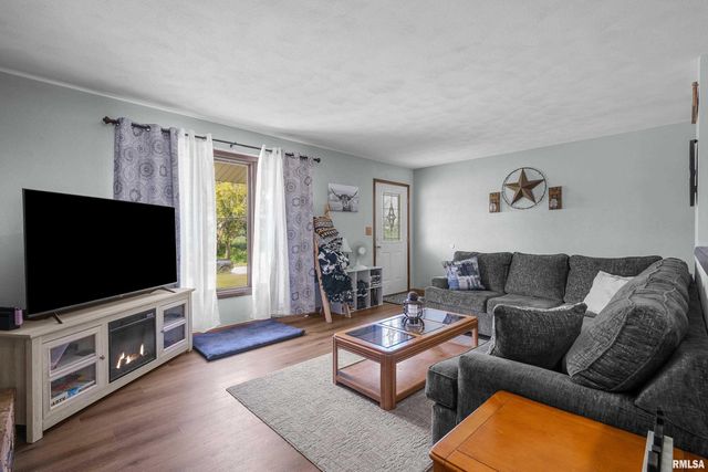 1300 E 20TH Avenue, Milan, IL 61264