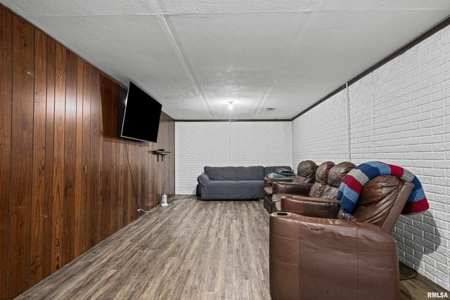 1300 E 20TH Avenue, Milan, IL 61264