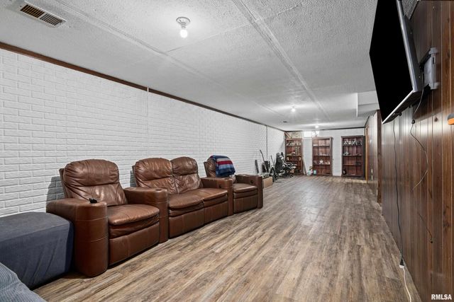 1300 E 20TH Avenue, Milan, IL 61264