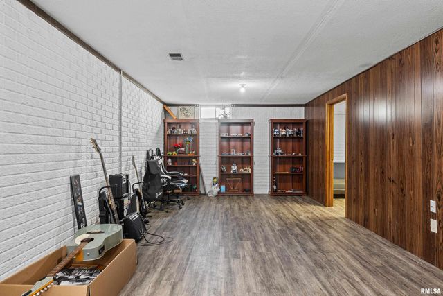 1300 E 20TH Avenue, Milan, IL 61264