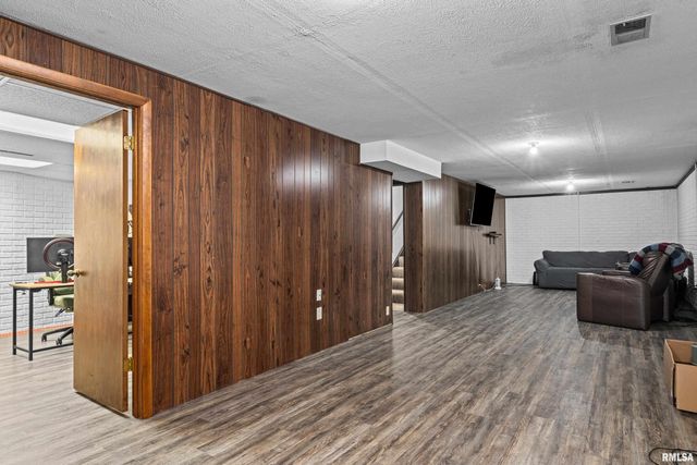 1300 E 20TH Avenue, Milan, IL 61264