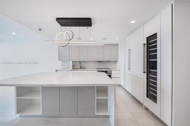 7918 Harbour Island Dr 207, North Bay Village, FL 33141