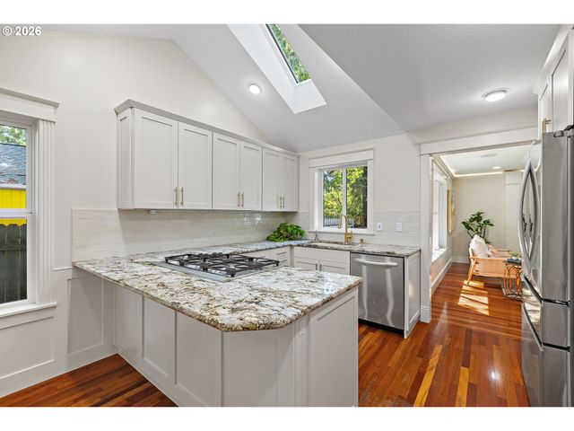 2116 Se 84TH Ave, Portland, OR 97216