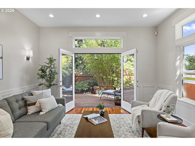 2116 Se 84TH Ave, Portland, OR 97216