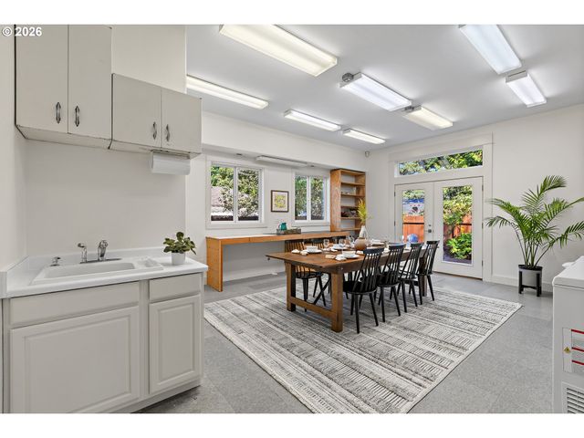 2116 Se 84TH Ave, Portland, OR 97216