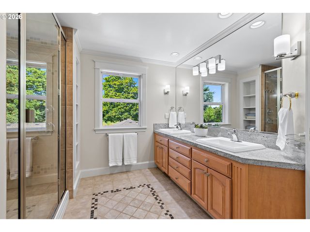 2116 Se 84TH Ave, Portland, OR 97216