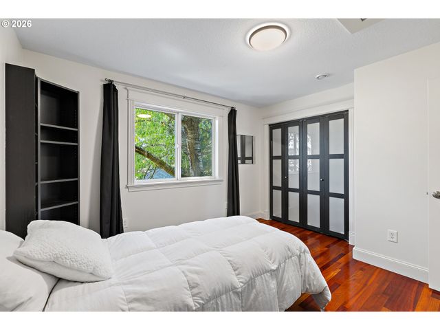 2116 Se 84TH Ave, Portland, OR 97216