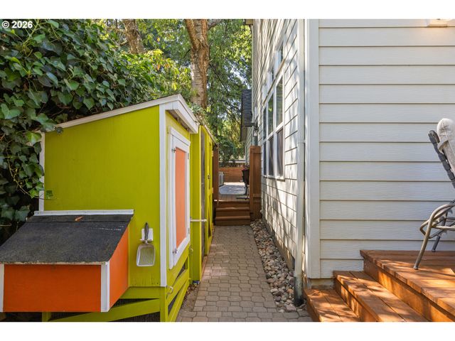 2116 Se 84TH Ave, Portland, OR 97216