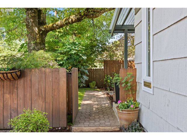 2116 Se 84TH Ave, Portland, OR 97216