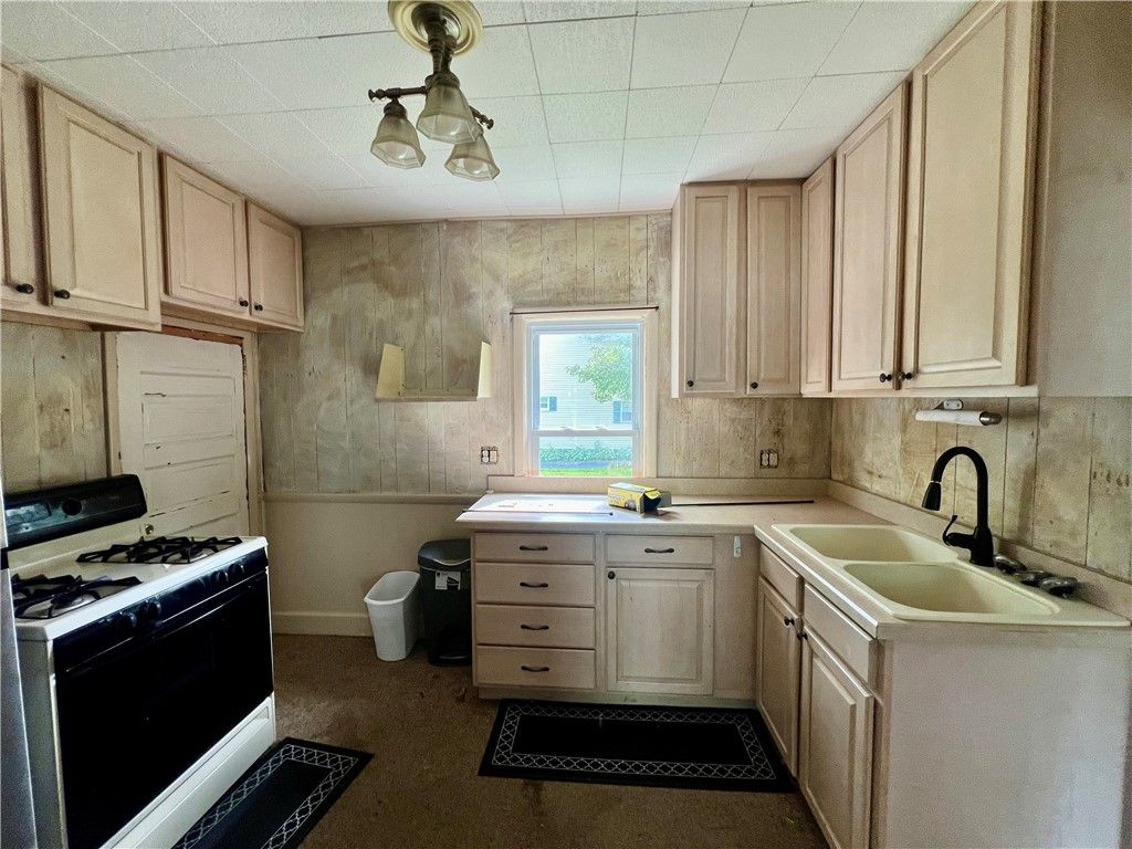Image 4 of property listing at 3019 Mercer Rd, Neshannock Twp, PA 16105