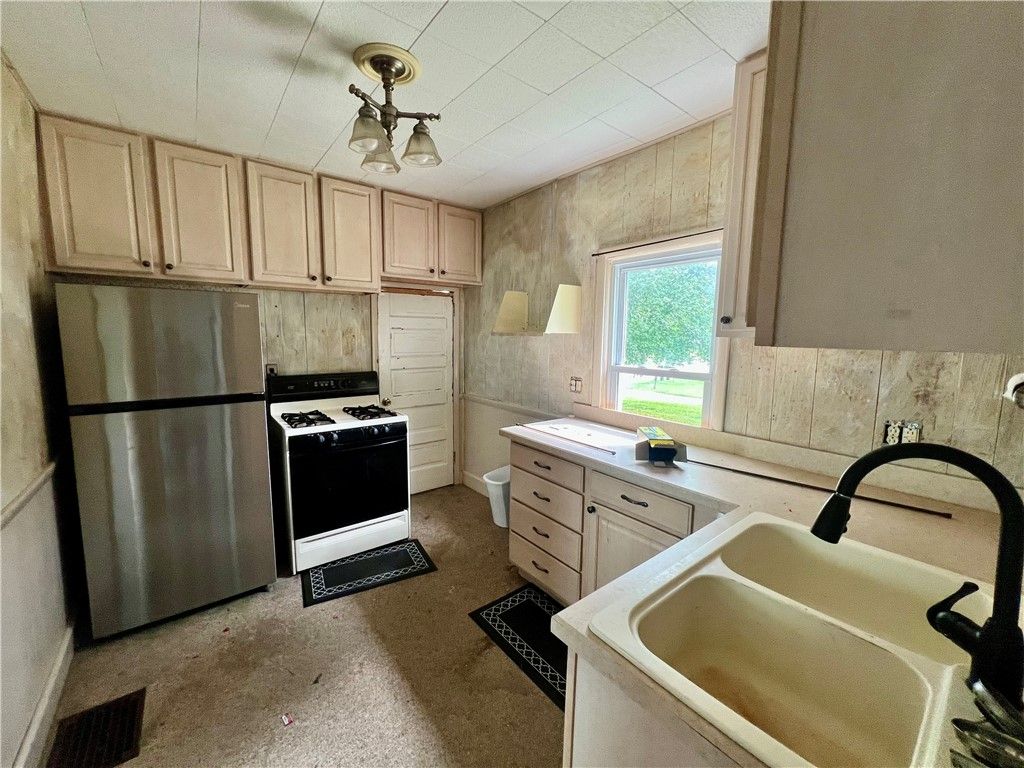 Image 5 of property listing at 3019 Mercer Rd, Neshannock Twp, PA 16105
