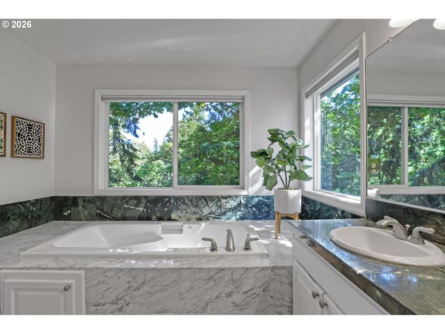 9583 Nw RANDALL Ln, Portland, OR 97229