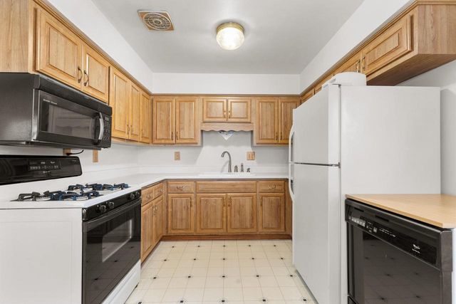 5865 S Delaware AVENUE, Cudahy, WI 53110