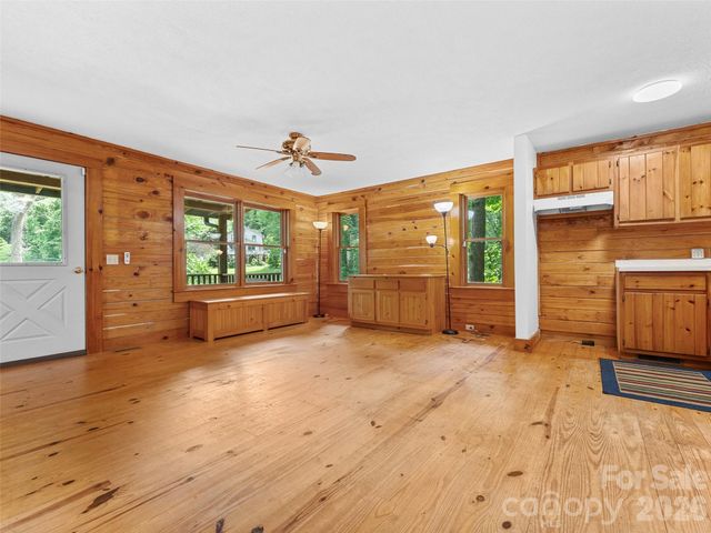 549 Henderson Street, Saluda, NC 28773