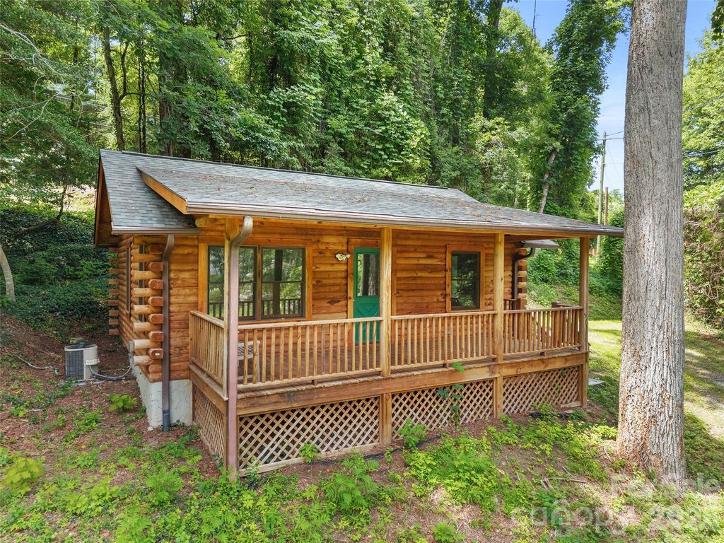 549 Henderson Street, Saluda, NC 28773