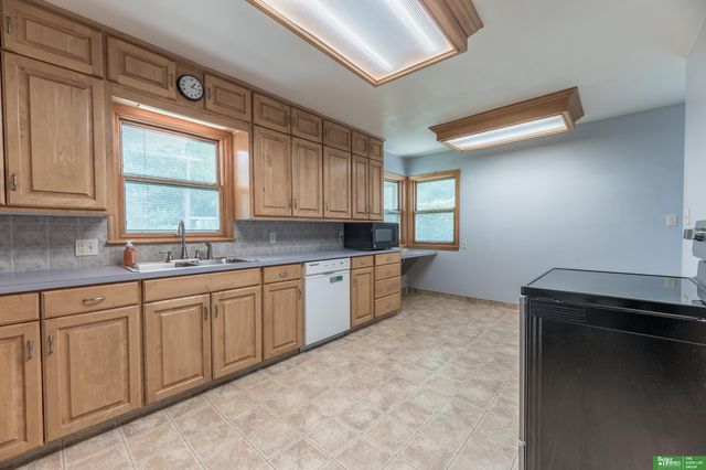 1925 S 47th Street, Omaha, NE 68106