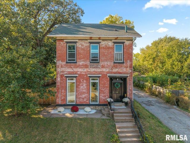 914 FARNAM Street, Davenport, IA 52803
