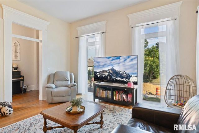 914 FARNAM Street, Davenport, IA 52803